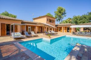 an image of a villa with a swimming pool at Villa Golf les Cigales in Mouans-Sartoux