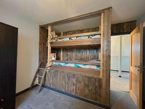 um beliche com uma escada num quarto em Moonsticks, Modern & Well Presented 5 Bed House em Spixworth