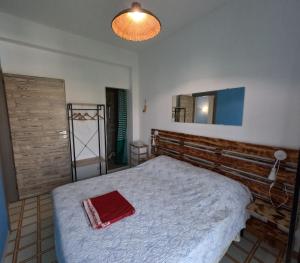 Un dormitorio con una cama con una toalla roja. en Andrea's Home, en Marina di Modica