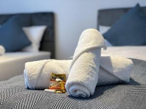 ein weißes Handtuch auf dem Bett in der Unterkunft Apartment FeWo54 FreeWifi, Free Parking, SmartTV in Hamm