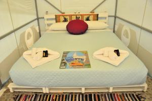 uma cama num quarto com duas almofadas em Cornelia Hippie Magic Bus em Kissamos