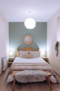 Un dormitorio con una cama grande y una lámpara de araña. en La Finca de Aurora, en San Rafael