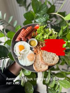 talerz śniadaniowy z chlebem jajecznym i warzywami w obiekcie Квартира на двох, в центрі міста w mieście Mukaczewo