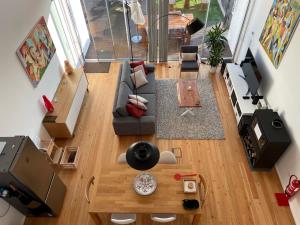vistas panorámicas a una sala de estar con sofá y mesa en Modern barn house in countryside, en Murtosa