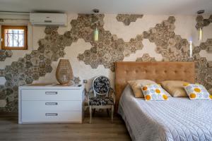 une chambre avec un lit et une commode dans l'établissement Villa Golf les Cigales, à Mouans-Sartoux 28 autres photos