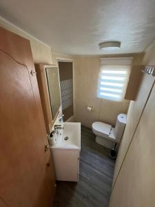 bagno con lavandino bianco e servizi igienici di Casa rural LYA a Fuensaldaña