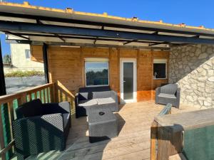 una terraza con sillas y mesas en un edificio en Casa rural LYA, en Fuensaldaña