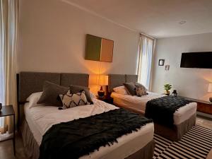 um quarto de hotel com duas camas num quarto em The Isabel Hotel em Sombrerete