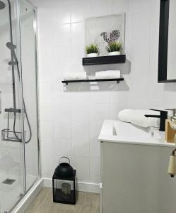 A bathroom at El ático de Concha Még 37 kép