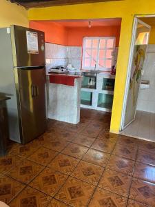- une cuisine équipée d'un réfrigérateur en acier inoxydable dans l'établissement Cabañas vero, à Caleta de Campos
