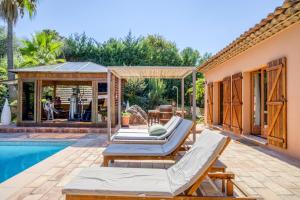 a backyard with a swimming pool and a house at Villa Golf les Cigales in Mouans-Sartoux