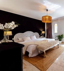 - une chambre avec un lit blanc et un mur noir dans l'établissement Elviria beach, à Marbella