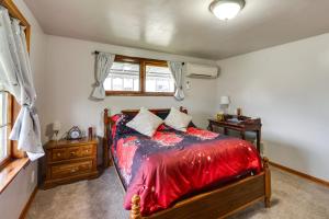 1 dormitorio con 1 cama con edredón rojo en Pet-Friendly Ohio Retreat with Patio and Fire Pit!, en Buckeye Lake