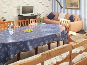 salon ze stołem i kanapą w obiekcie Holiday home RIMFORSA VI w mieście Rimforsa