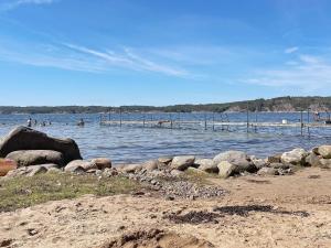 una playa con rocas y gente nadando en el agua en 7 person holiday home in UDDEVALLA en Uddevalla