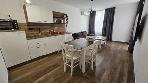 eine Küche mit einem Tisch und Stühlen im Zimmer in der Unterkunft Casa Mili - Ante & Marta in Jezera