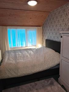 um quarto com uma cama e uma janela em Achter de Vesting em Bourtange