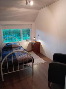 1 dormitorio con cama y ventana en Achter de Vesting, en Bourtange