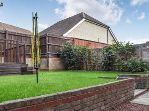 a garden with a large yellow pole in the grass at Meadow Walk in Sudbury