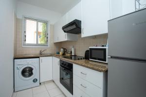 Η κουζίνα ή μικρή κουζίνα στο Casa Del Sol Townhouse in Iris Village Paphos