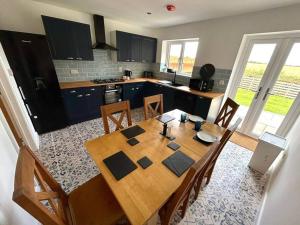 Kuchyň nebo kuchyňský kout v ubytování 2 - Badger Sett - Modern home with hot tub in Norfolk