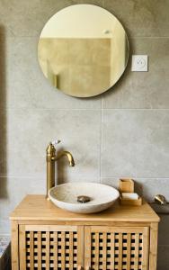 een badkamer met een wastafel en een spiegel bij Maison Evasion Voyage parking et jardin by Art de Voyager in Étretat