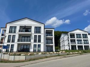 ein weißes Apartmenthaus an der Straßenseite in der Unterkunft Ferienwohnung „Mehr vom Meer“ in Sassnitz