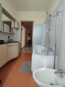 a bathroom with a sink and a bath tub at Residenza tra Parma e Fiere in Baganzola
