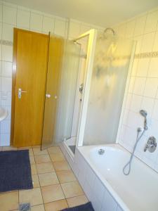 a bathroom with a shower and a tub and a sink at Zentrale 3,5 Zimmer Wohnung bis zu 6 Personen in Rudersberg in Rudersberg
