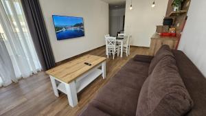 een woonkamer met een bank en een tafel bij Casa Mili - Ante & Marta in Jezera