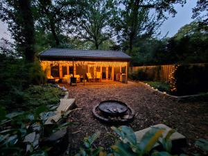 a pavilion with a fire pit in a yard at Berghut in Doorn