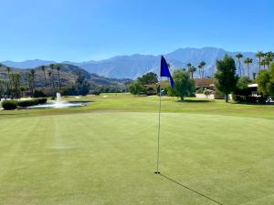 un campo de golf con bandera azul en el green en Two Chic at Mountain Shadows, en Palm Springs