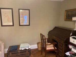 sala de estar con piano y silla en Chelsea Manor Studio, en Londres