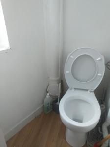 Ένα μπάνιο στο Simple Colocation Rooms