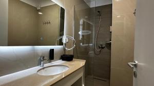 een badkamer met een wastafel en een douche bij Luna_ FF in Golem