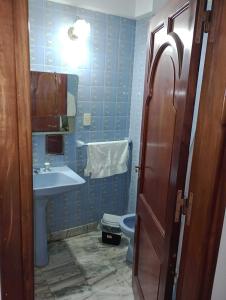 a bathroom with a sink and a toilet at Cómo en casa Cochabamba 320 in Rosario +8 photos
