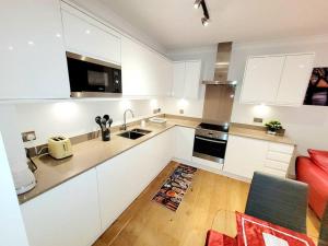Kitchen o kitchenette sa 2 BEDROOM APT WITH 2 COMFORTABLE KING SIZE BEDs, FREE PRIVATE PARKING, EASY ACCESS TO LONDON