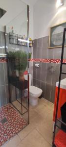 La salle de bains est pourvue de toilettes et d'une douche en verre. dans l'établissement Chambre d'hôtes Chante Cigale, à La Ciotat