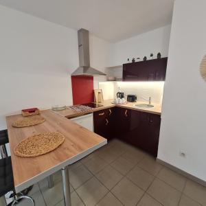 uma cozinha com uma mesa com uma pizza em Beau studio tout confort au calme avec parking . em Villeurbanne