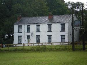 una casa blanca con una valla delante en The Old Postie Bed & Breakfast en Annesley