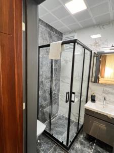 La salle de bains est pourvue d'une douche et d'un lavabo. dans l'établissement Golden Stone Hotel, à Istanbul