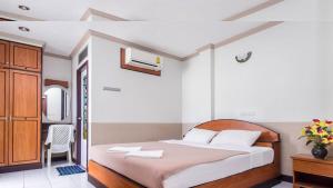 1 dormitorio con 1 cama, 1 mesa y 1 silla en DJ House ดีเจ เฮ้าท์ป่าตอง, en Patong Beach