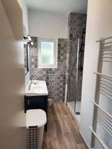 een badkamer met een toilet, een wastafel en een douche bij Le Cottage Senlisien in Senlis