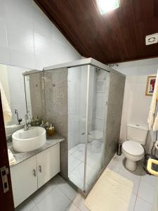 La salle de bains est pourvue d'une douche, d'un lavabo et de toilettes. dans l'établissement Flat 414 Condominio Villa Hípica - Gravatá PE, à Gravatá