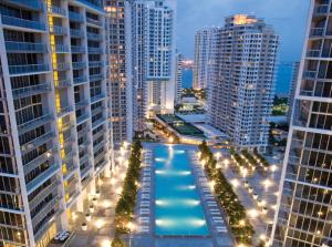 - une vue sur une ville de nuit avec de grands bâtiments dans l'établissement Luxurious 1/1 Condo at Icon Brickell W/Pool, à Miami