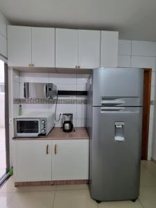 Küche/Küchenzeile in der Unterkunft Casa com piscina em Guaratuba PR
