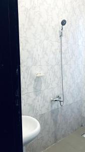 La salle de bains est pourvue d'un lavabo et d'une cabine de douche. dans l'établissement Cozy Apartment in the City Centre - Rayfield Jos, à Zawan