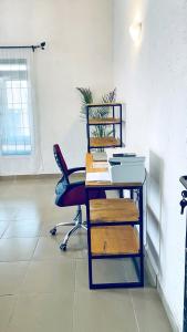 a desk and a chair in a room at Cozy Apartment in the City Centre - Rayfield Jos in Zawan