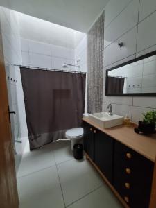 Um banheiro em Casa com piscina em Guaratuba PR
