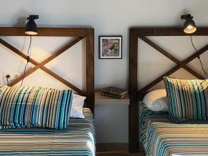 een slaapkamer met 2 bedden bij Casa Rural “Los Campos” in Almogía
